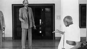 Quaid-e-Azam Muhammad Ali Jinnah meets Mahatma Gandhi in 1944. Despite cordial discussions between these two towering leaders, their visions for independence differed, ultimately leading to the demand for a separate Pakistan.